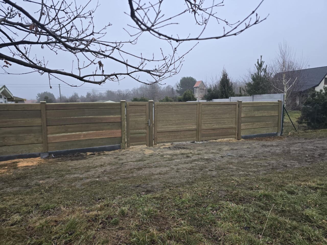 drewniana brama z furtką